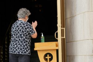 Présence – Rouvrir les églises pas de discrimination pour l&rsquo;âge des fidèles ?